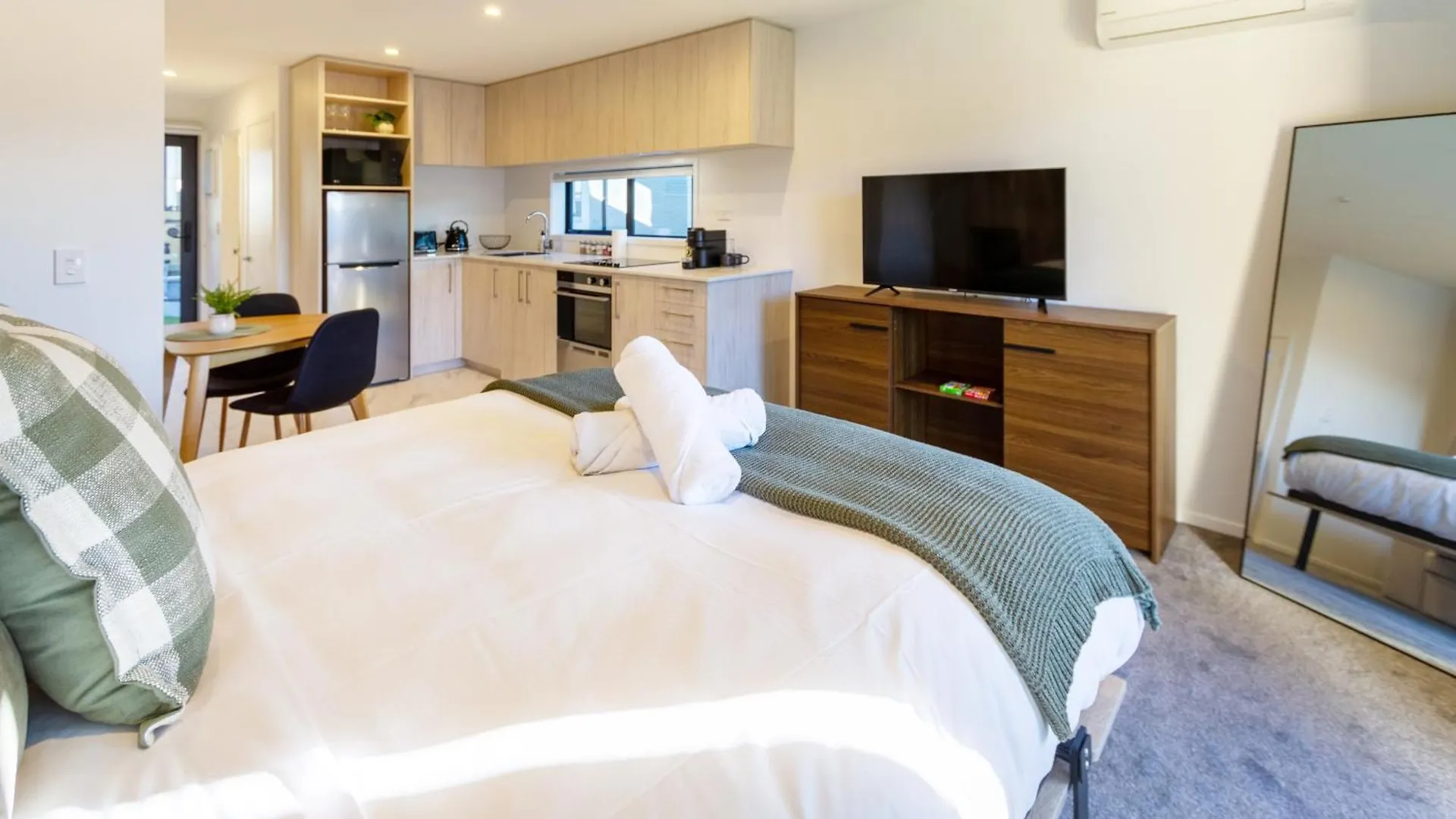 Single Level Studio Escape On Wilmer St - Central location